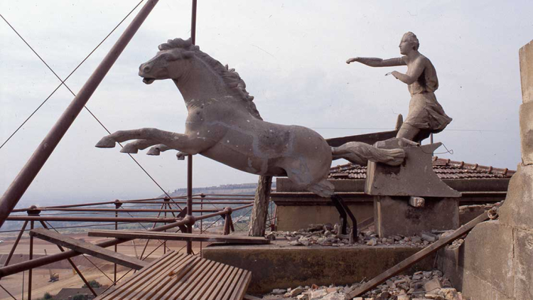 Las esculturas Aurigas olímpicas, de Pablo Gargallo, 1986. Paco Elvira (AFB)