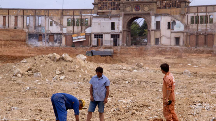 Tareas de marcaje perimetral previas a la entrada de las excavadoras, 1986. Autor desconocido (AFB)