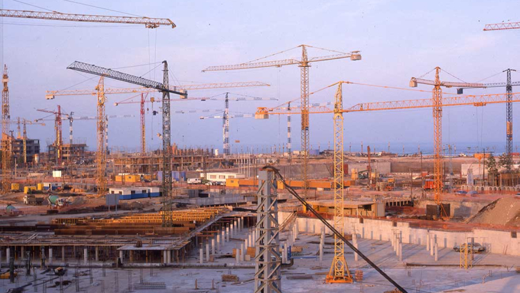Grúas de obras en la Villa Olímpica, 1990. Fris (AFB)