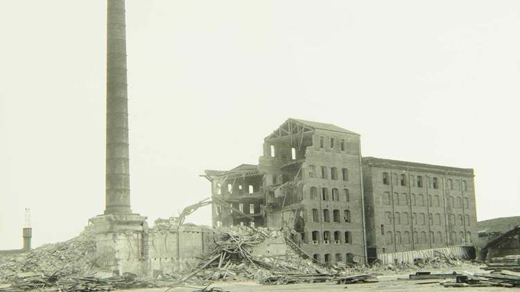 Obras de derribo de la fábrica Folch, agosto de 1987. Lourdes Jansana (AFB)
