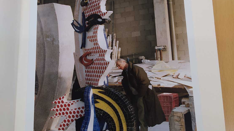 Roy Lichtenstein supervisa la construcción de su obra La cabeza Barcelona en el taller. E. Maynés (AFB)