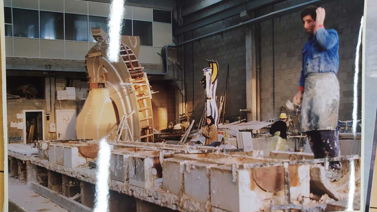 Trabajos de elaboración de la pieza de Roy Lichtenstein denominada La cabeza Barcelona. E. Maynés (AFB)