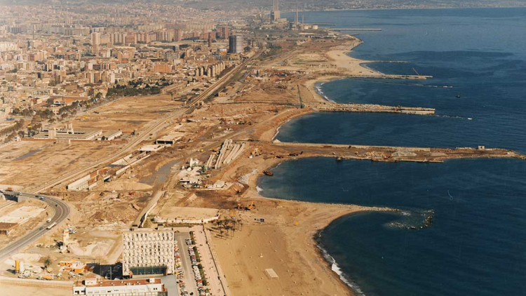 Vista aérea del frente marítimo desde la playa de la Barceloneta, 28 de octubre de 1988. TAVISA / Jordi Todó (AFB)