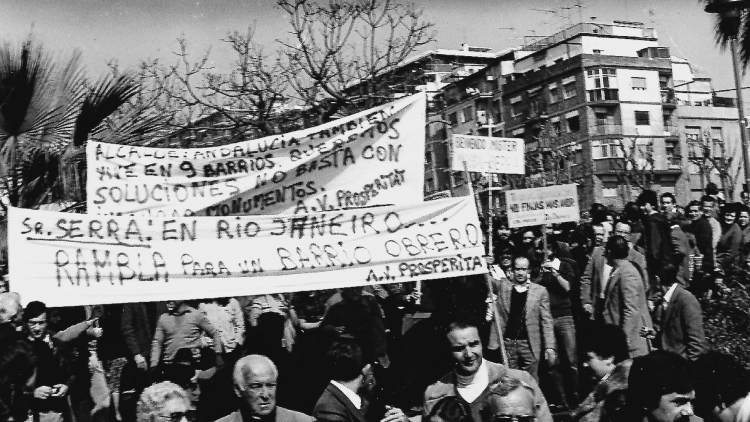 Taking advantage of Narcís Serra’s presence at the inauguration of the Blas Infante monument in Parc de la Guineueta (28 February 1982), Nou Barris residents called for Av. de Rio de Janeiro to be developed as a pedestrian avenue (rambla) and not an expressway