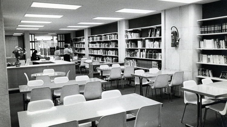 Les Roquetes Library was opened in 1982 at 31 Carrer del Pla de Fornells 