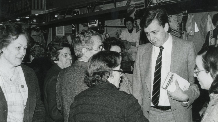 The PSUC ran a local campaign, very much based on the neighbourhoods. Josep Miquel Abad, head of the list, chatting with local residents in Abaceria market in Gràcia.