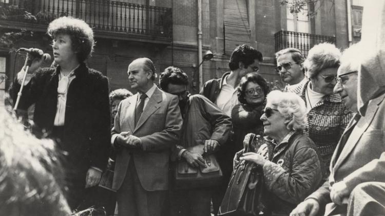 Acto de homenaje a Mercè Rodoreda, celebrado el 5 de abril de 1981 en medio de la plaza del Diamant. El acto fue presidido por la concejala del Distrito Mercè Sala