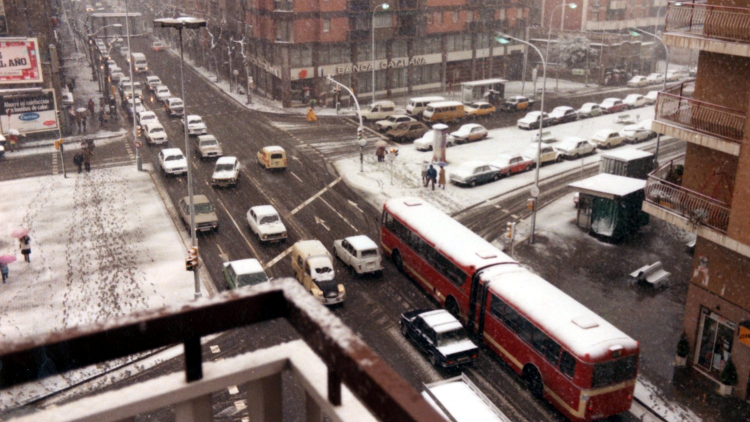 Greater use of private cars and unbridled urban development threatened to carve up the city’s neighbourhoods with colossal road infrastructures. Photograph of the Carrer Badal–Carretera de Sants junction, March 1983 