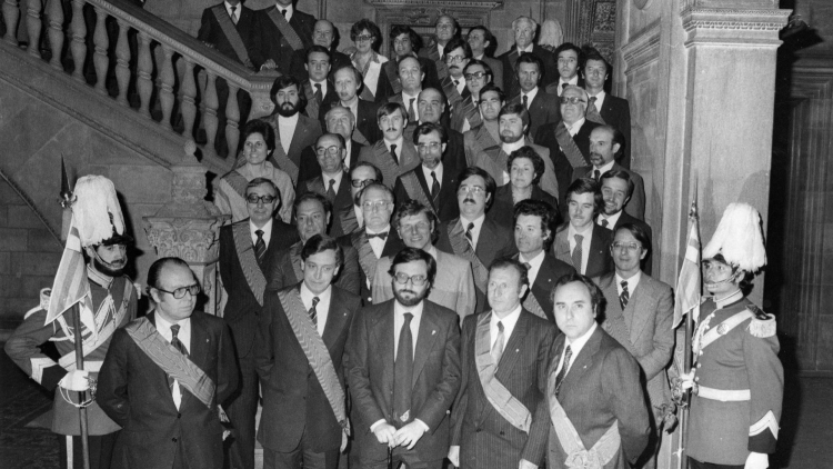 Photograph of the mayor, Narcís Serra, taking office and the other members of Barcelona City Council. 19 April 1979