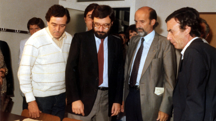 Inauguration of the Casinet d’Hostafrancs Civic Centre. The mayor, Narcís Serra, and Presiding District Councillor, Jacint Humet, studying the model of the Espanya Industrial park, 3 October 1982