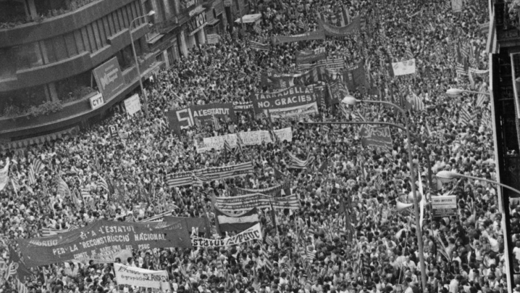 The powerful social mobilisation of the last years of Francoism made the outburst of democracy on a municipal level possible, starting with the elections on 3 April 1979. Photographs of the 11 September demonstration in 1979 on Ronda Universitat, Barcelona