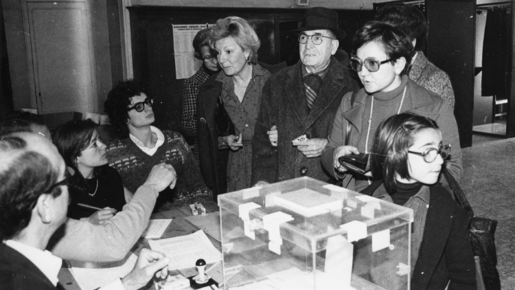 Barcelona voters exercising their right to vote on 3 April 1979.