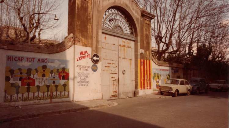 Entrance gate to the Espanya Industrial site with demands painted on its walls, 1982