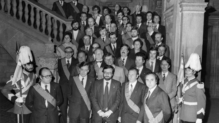 Fotografía de la toma de posesión del alcalde Narcís Serra y el resto de miembros del Consistorio de Barcelona. 19 de abril de 1979 