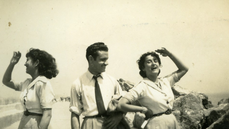 Dues dones i un home per l’escullera, autor desconegut, 1950. Col·lecció Arxiu Popular de la Barceloneta. AMDCV