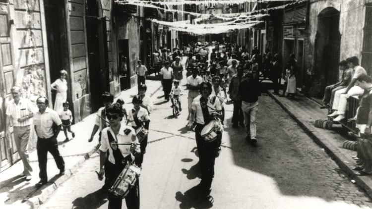 En la fiesta mayor de 1981, la calle de Gayarre presenció desfiles de bandas de música