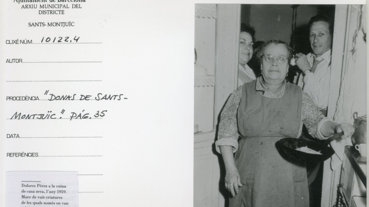 Dolores Pérez a la cuina de casa seva, l’any 1959.