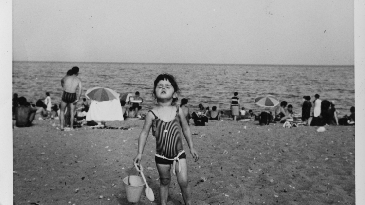 Nena amb galleda i pala, autor desconegut, 1960-1980. Col·lecció Arxiu Popular de la Barceloneta. AMDCV. 