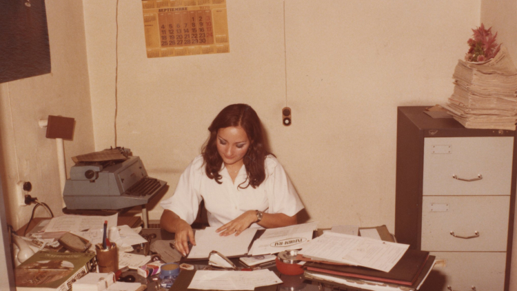 Margarita Montaner Rodríguez en el departament de Direcció Administrativa de la factoria de Macosa a Barcelona, autor desconegut, 1978. Fons Macosa. AMDSM. 