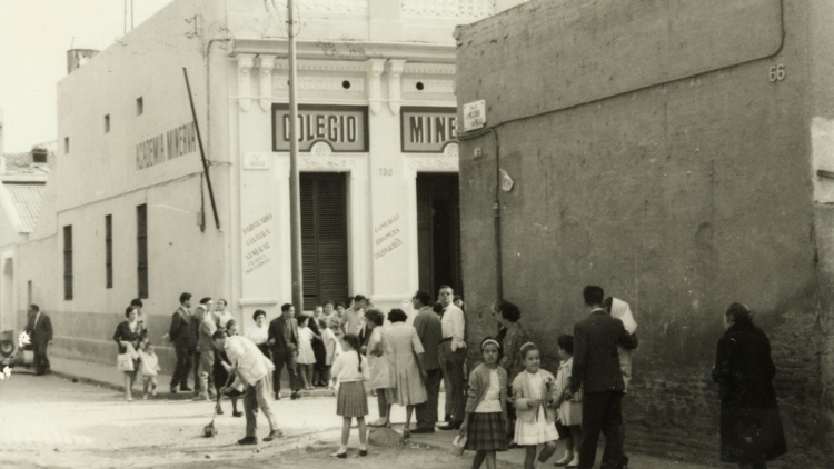 Escuela Minerva situada en la calle de Galileu, 130, Jaume Peris i Xancó, 1961. Colección de fotografías de la Unió Excursionista de Catalunya de Sants. AMDS