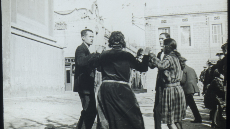 Sardanes in plaça de la Concòrdia, Bonaventura Batlle i Piera, 1922. AMDC