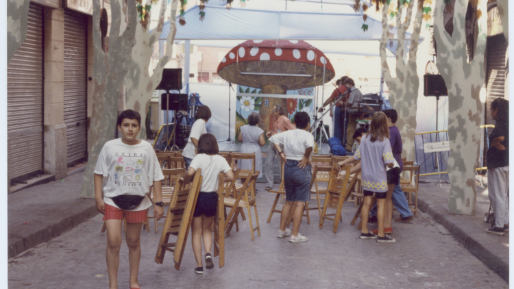 Decoraciones de las calles durante la Fiesta Mayor de Gràcia, Josep Maria Contel, 1990. AMDG. 
