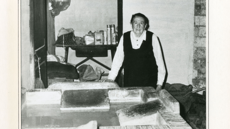 Joaquima Botey, la última lavandera de Horta, autor desconocido, 1981. Fondo Jaume Caminal. AMDHG. 