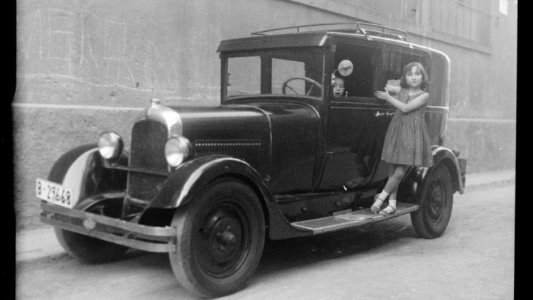 Noia recolzada en un cotxe negre, Esteve Bosch Ribas, 1951. Fons Esteve Bosch Ribas. AMDSM. 