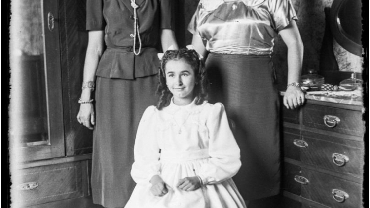 Primera comunión de Isabel Bosch, con Cecília Montaud Ariño y una tercera mujer, Esteve Bosch Ribas, 1951. Fondo Esteve Bosch Ribas. AMDSM. 