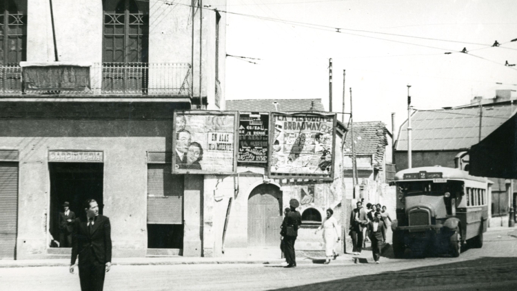 Autobús de la línia “Pelai-Horta” aturat al costat del cinema Unión, Ramon Font, 1936. Fons del Foment Hortenc. AMDHG
