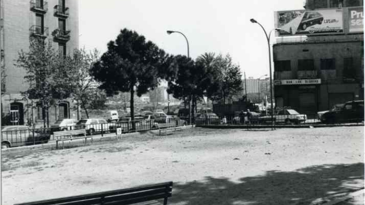 The old carretera de Ribes on the tram between carrers de Castillejos and Cartagena, José Romero Fernández, 1988. AMDE