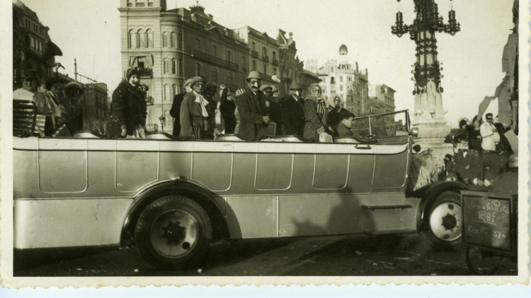 Carnival parade along Cinc d’Oros, author unknown, 1930-1936. AMDG. 