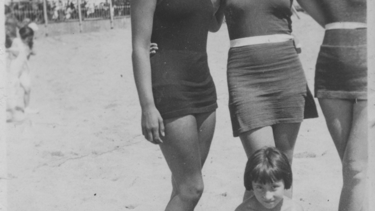 Quatre dones i una nena a la platja, autor desconegut, 1920-1936. Col·lecció Arxiu Popular de la Barceloneta. AMDCV. 