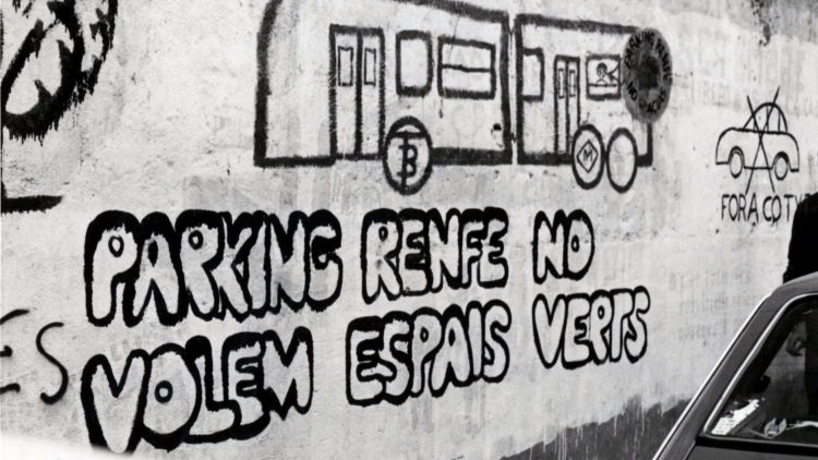 Pintadas en las paredes pidiendo convertir el aparcamiento de la estación de Sants en una zona verde, en abril de 1980