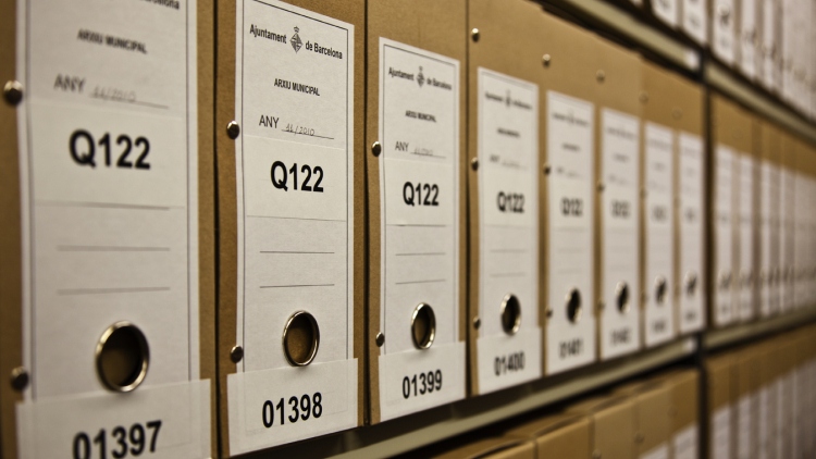 Cajas de documentación de la serie Q122 pertenecientes al año 2010 colocadas en una estantería del depósito del AMDCV