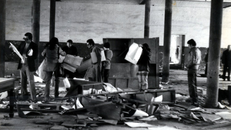 Sants residents sneaking a look at the Espanya Industrial site, 1982