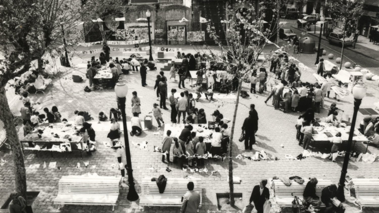 Taller sobre tècniques d’impressió per a infants durant la Diada de Sant Jordi del 1984 a la plaça de Màlaga.