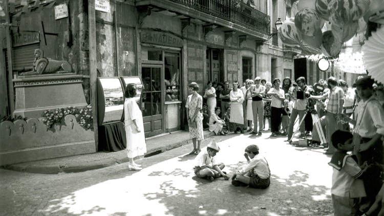 Fotografía del rodaje de La plaça del Diamant por las calles y plazas de Gràcia
