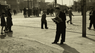 Grup de gent passejant per la plaça de Salvador Anglada, Joan Campañà i Mora, 1961. Col·lecció de Fotografies de la Unió Excursionista Catalunya-Sants. AMDS