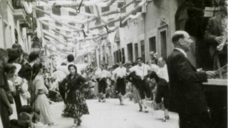 Grupo de danza tradicional, con la orquesta a la derecha, durante la fiesta mayor.