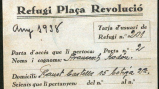 Document corresponding to the card of a user for the Pl. Revolució Refuge during the Civil War, which identifies him, his postal address, the access door and seats belonging to him.