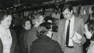 The PSUC ran a local campaign, very much based on the neighbourhoods. Josep Miquel Abad, head of the list, chatting with local residents in Abaceria market in Gràcia.