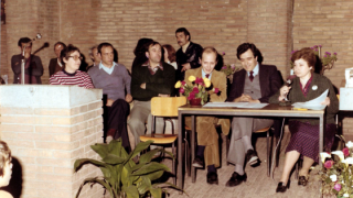 Entrega dels premis a l’acte de cloenda del Concurs de Poemes i Narracions celebrat el 27 d’abril de 1981 a la parròquia de Sant Sebastià, presidit pel president del Consell Municipal del Districte de Nou Barris, Pau Cernuda.