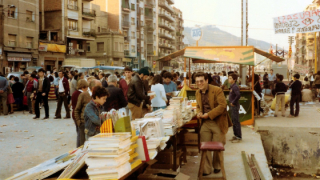 Coincidint amb les IIIes Jornades Culturals del barri, la Via Júlia es va omplir de paradetes de llibres per celebrar la Diada de Sant Jordi el 23 d’abril de 1982