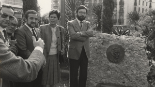 Inauguración del monolito dedicado a Pompeu Fabra en 1982 y ubicado en la plaza de Lesseps. El acto contó con la asistencia del alcalde, Narcís Serra, y la concejala del Distrito Francesca Masgoret