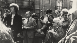 Acto de homenaje a Mercè Rodoreda, celebrado el 5 de abril de 1981 en medio de la plaza del Diamant. El acto fue presidido por la concejala del Distrito Mercè Sala