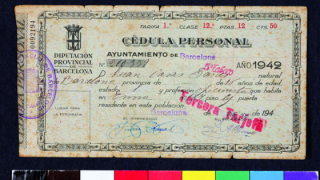 Detall d’un document d’identificació oficial d’una persona emès per la Diputació de Barcelona el 1942