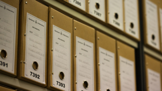 Una serie de cajas de documentación en un estante de una sala de depósito del AMDHG