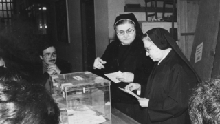 Barcelona voters exercising their right to vote on 3 April 1979.