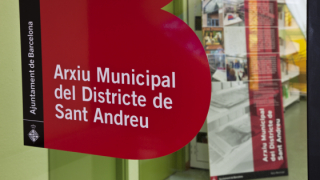 Anunci de l’Arxiu Municipal del Districte de Sant Andreu a partir de la típica lletra “B” amb la qual l’Ajuntament de Barcelona identifica les entitats municipals